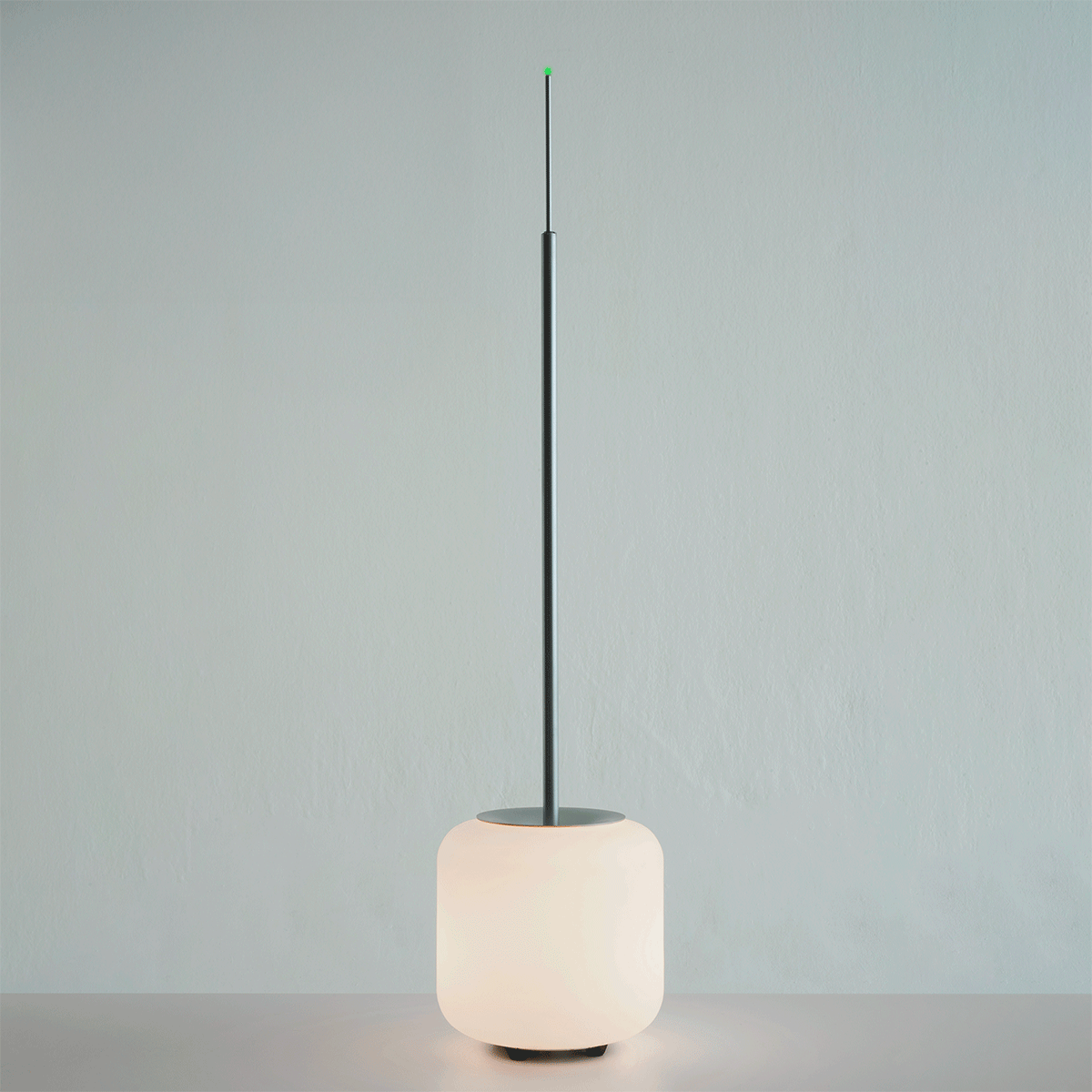 lampe à poser eu sol en opaline blanche qui s'allume quand on la touche