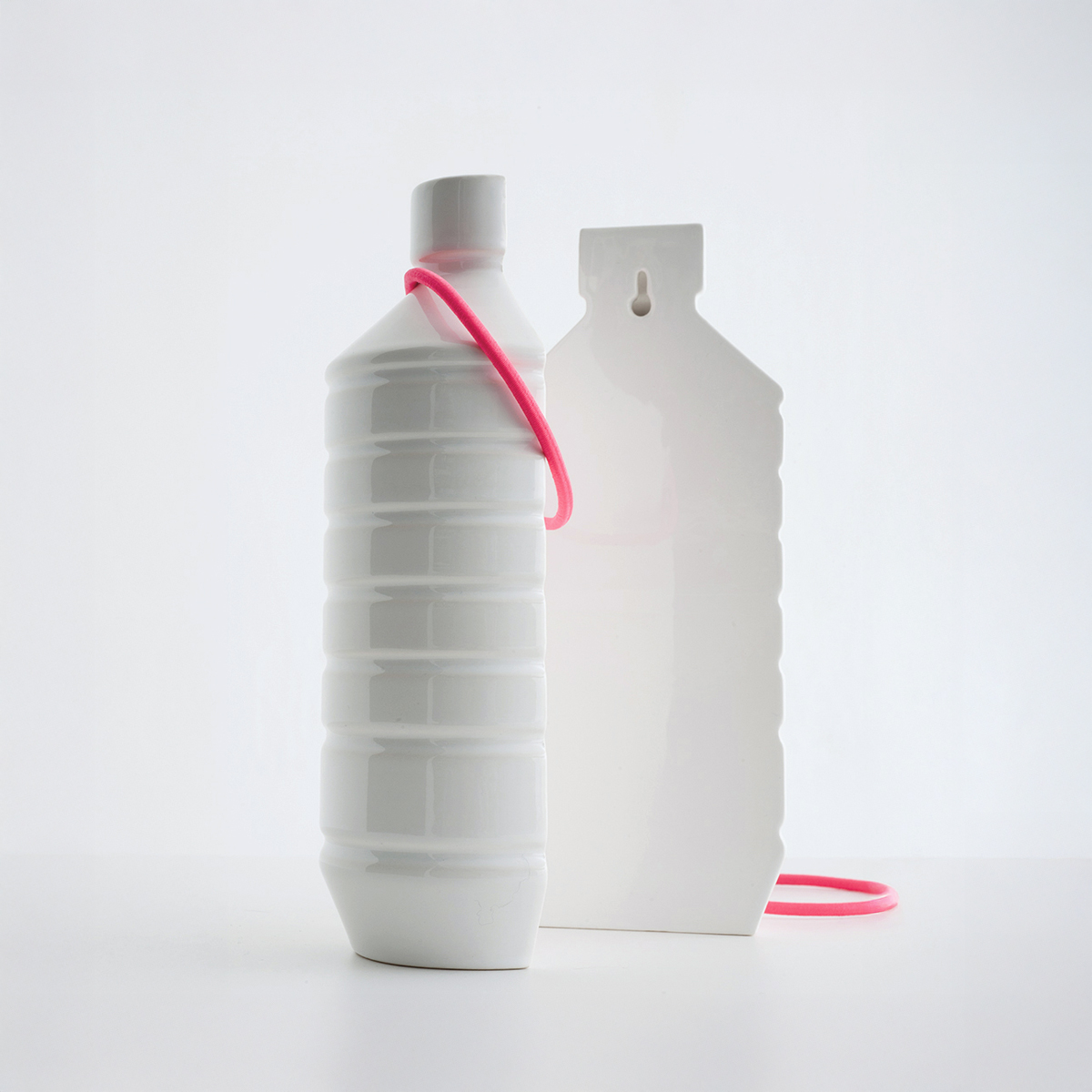 Body double vase en céramique blanche sécable avec un élastique rose design Frédéric Sofia