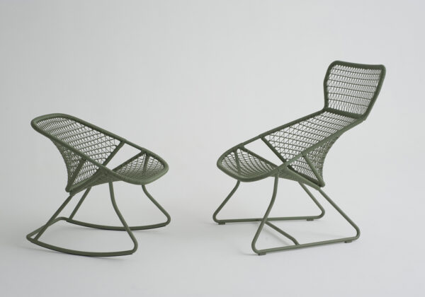 Gamme Sixties Fermob Rocking chair et fauteuil avec têtière kaki sur fond gris , design Frédéric Sofia