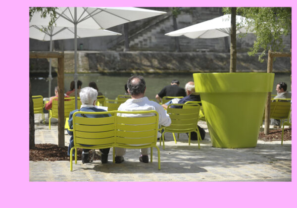 Un coule assis sur des chaises Luxembourg verta sous un parasol bord de seine Paris plage