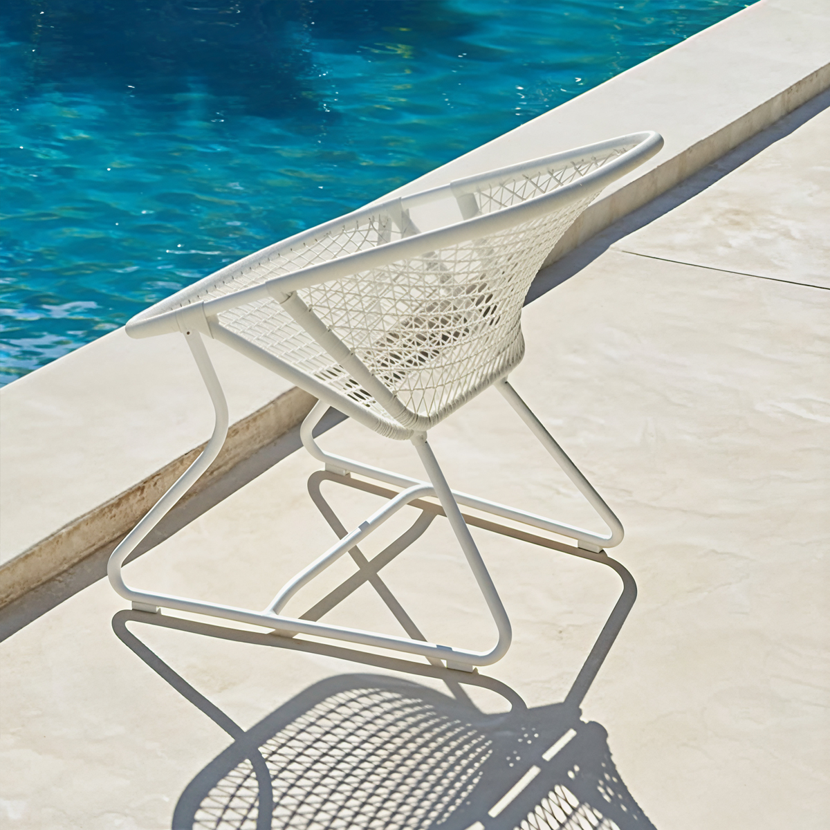 chaise sixties Fermob devant piscine design Frédéric Sofia