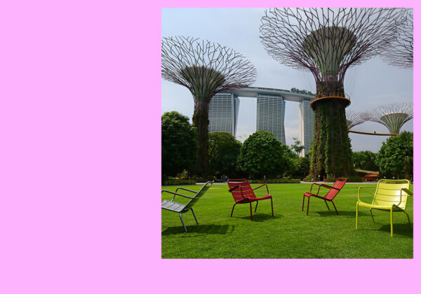 chaise luxembourg rouge dans un parc à Singapore