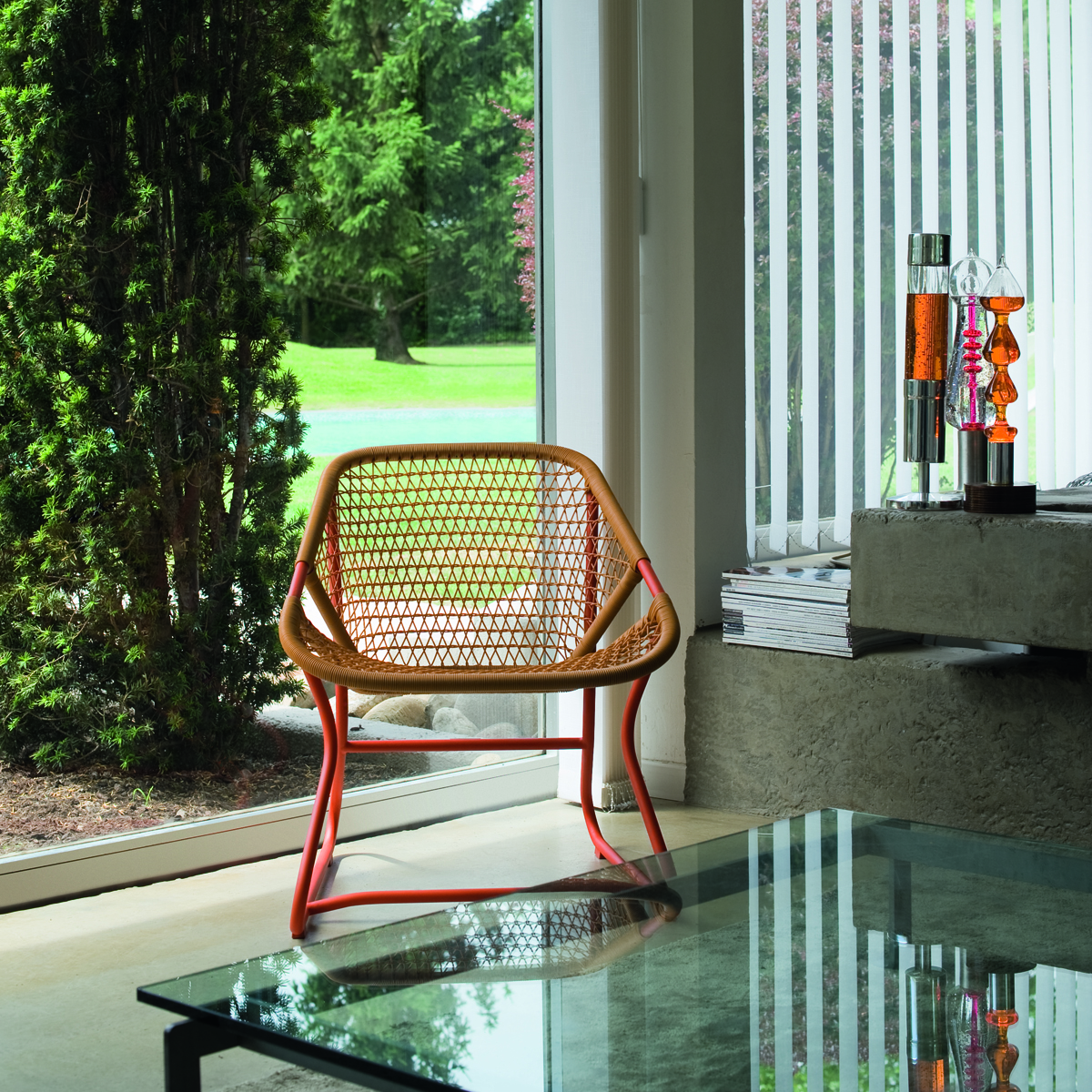 chaise sixties devant une baie vitrée design frédéric Sofia