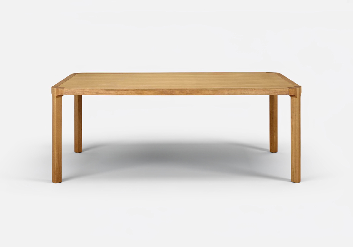 Table contemporaine  vue de face en Chêne massif édité par Habitat designé par Frédéric Sofia