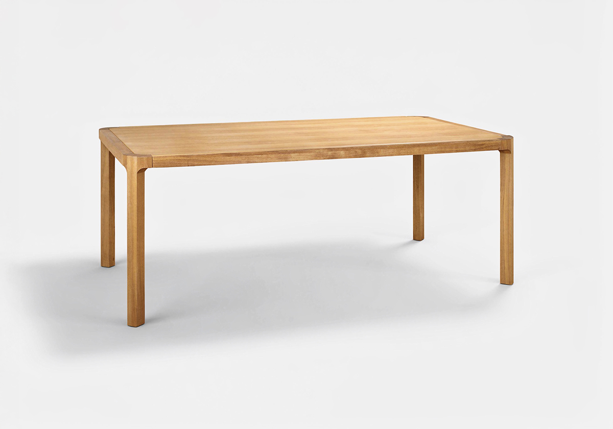 Table contemporaine vue vue perspéctive en Chêne massif édité par Habitat designé par Frédéric Sofia