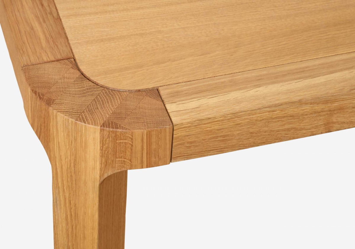 gros plan d'une table contemporaine en Chêne massif 