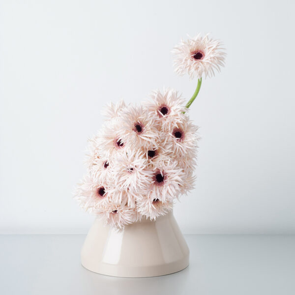 Vase en céramique design rose poudrée avec des fleurs rose édité par Habitat design Frédéric Sofia