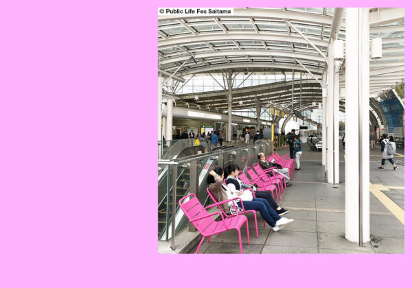chaises luxembourg rose dans une gare au japon